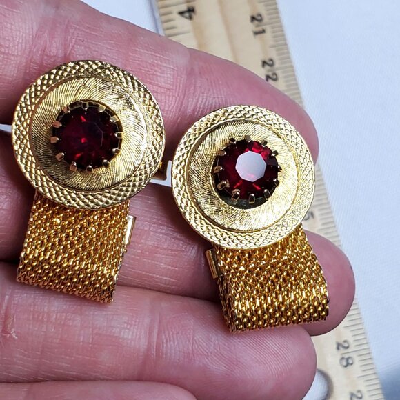Vintage Gold Tone Mesh Wrap Around Red Faceted Rhinestone Cuff Links - Picture 12 of 12